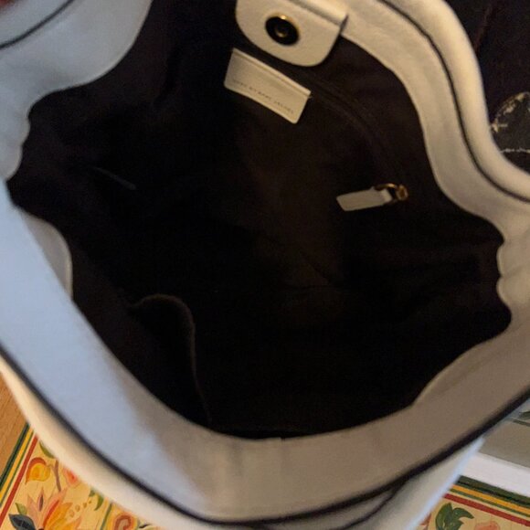 Mark Jacobs white leather hobo bag in good condition. - Picture 3 of 4